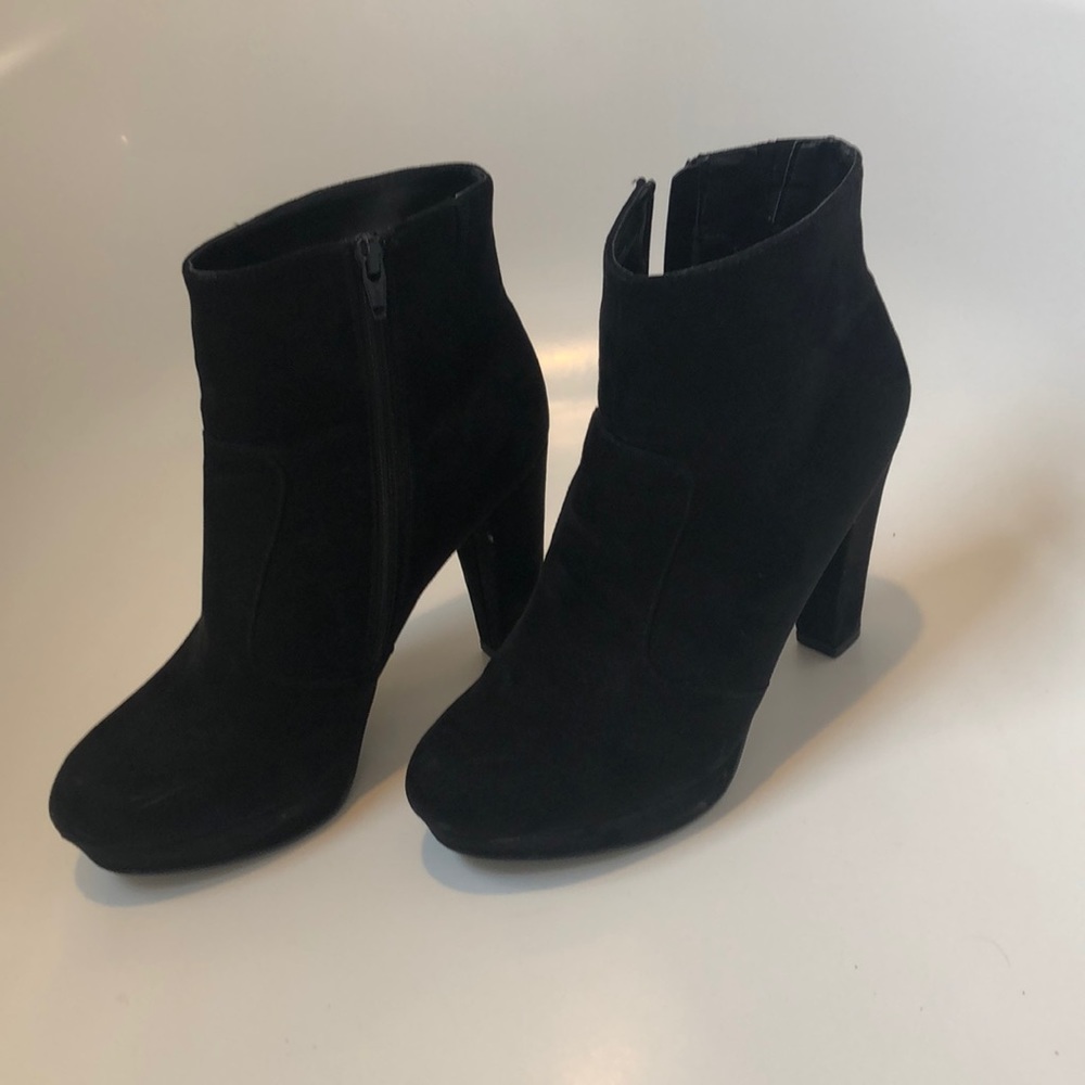 Steve Madden Rapid black ankle high cut bootie 9M